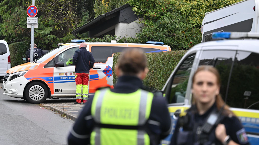Polizei und Rettungsdienst vor dem Haus der Bürgermeisterin von Herdecke, Iris Stalzer (SPD).