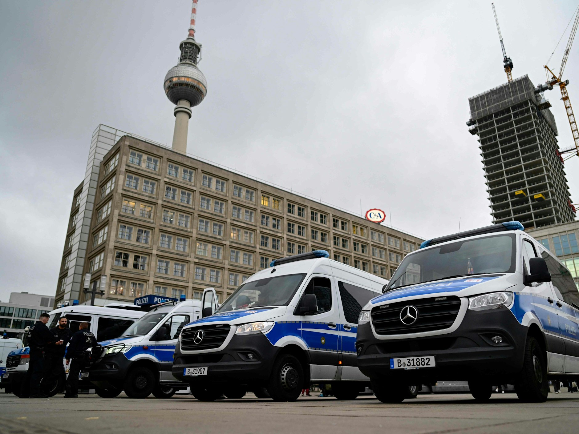 Die Polizei war schon am Nachmittag am Alexanderplatz präsent, um das Demo-Verbot durchzusetzen.