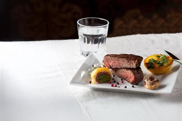 Zum Gericht ein Glas Wasser gratis dazu. Nach Ansicht der Linkspartei soll das Restaurants per Gesetz vorgeschrieben werden.