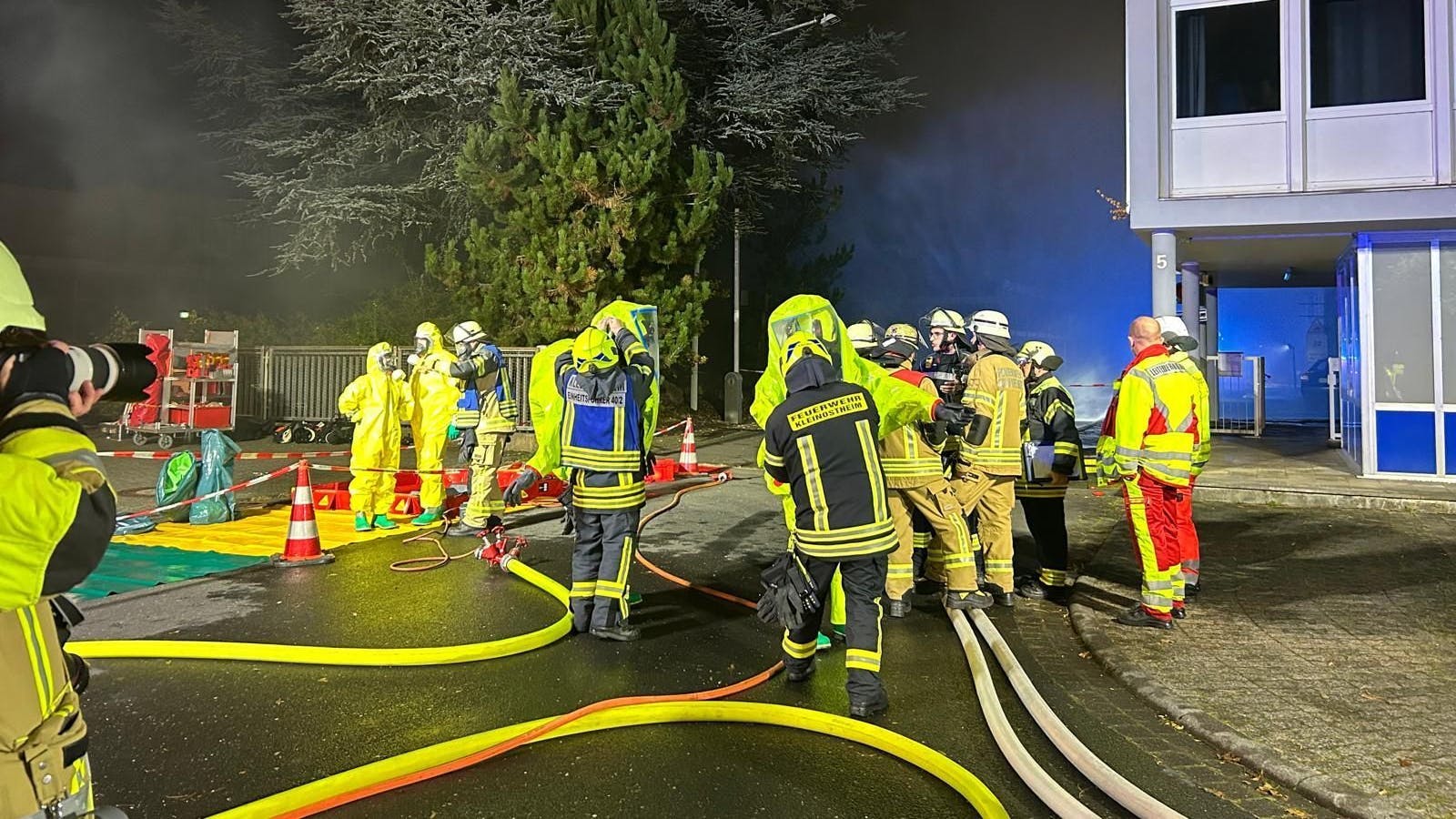 Rund um das Firmengelände in Aschaffenburg kam es nach dem Giftgas-Austritt zu einem Großeinsatz der Feuerwehr.