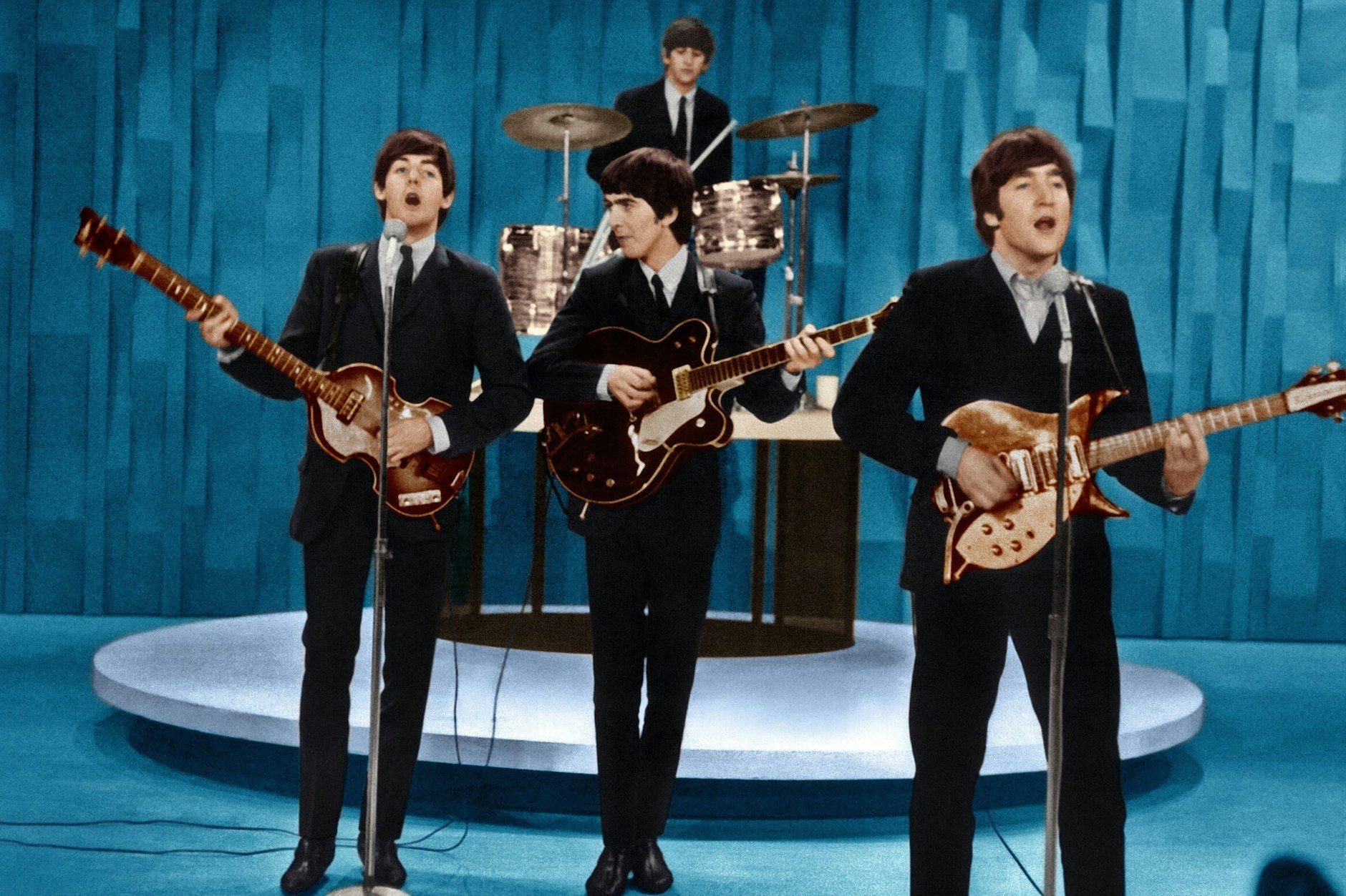Die Beatles im Jahr 1964 im Fernsehen in der „Ed Sullivan Show“.