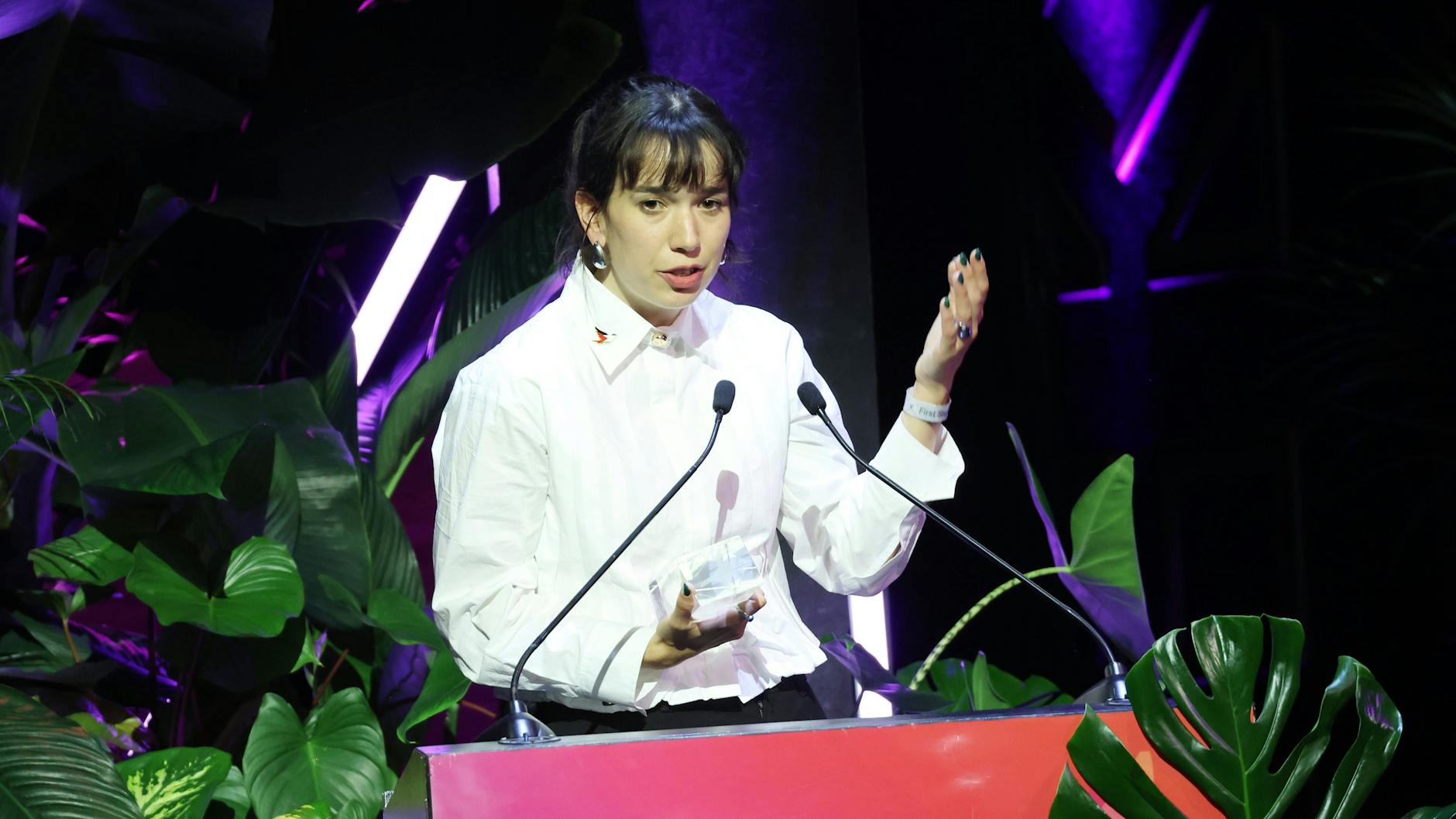 Sarah Miro Fischer gewann in der First-Steps-Kategorie Spielfilm. Hier bei ihrer Dankesrede im Stage-Theater des Westens in Berlin.