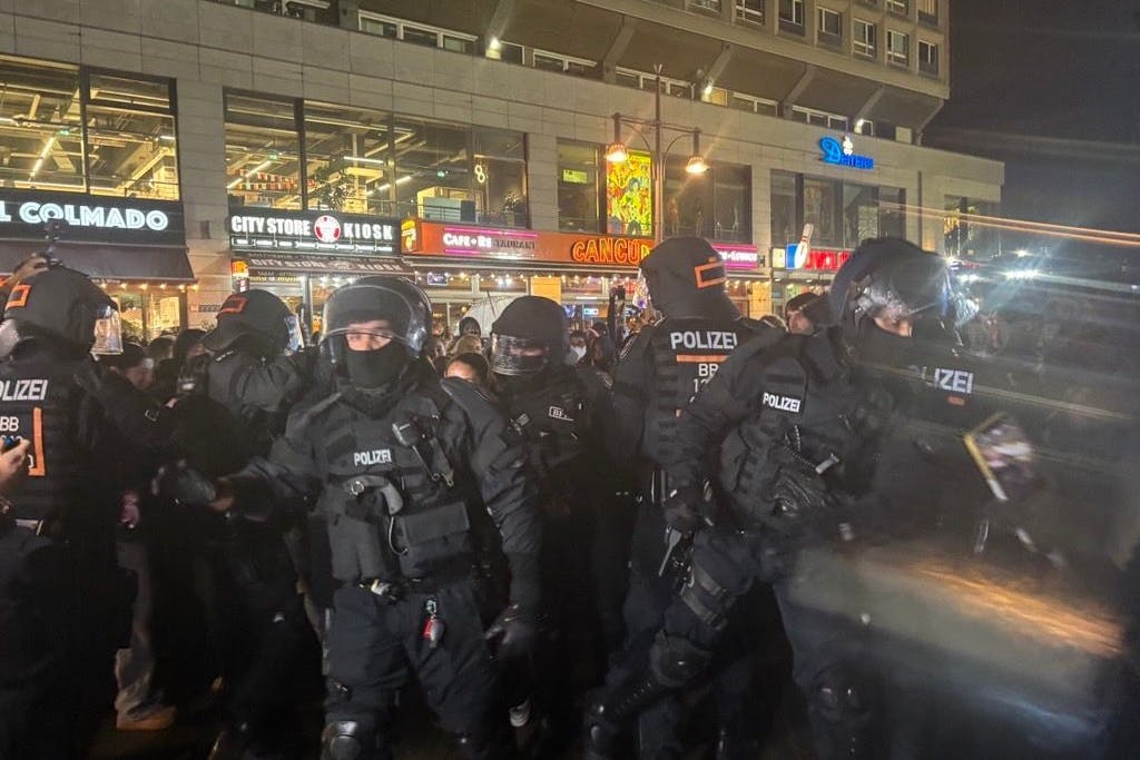 Beamte der Polizei kesselten die Demo-Teilnehmer vor dem Roten Rathaus ein.