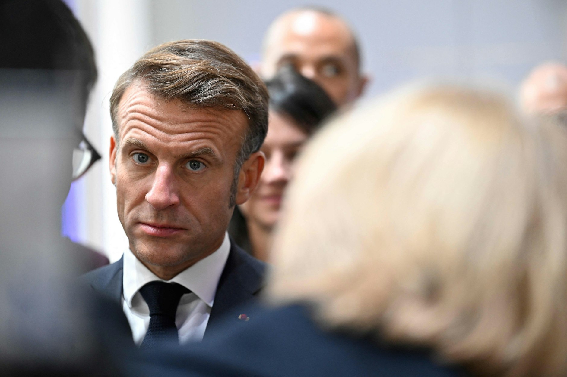 In Frankreich werden die Rufe nach dem Rücktritt von Präsident Emmanuel Macron immer lauter.