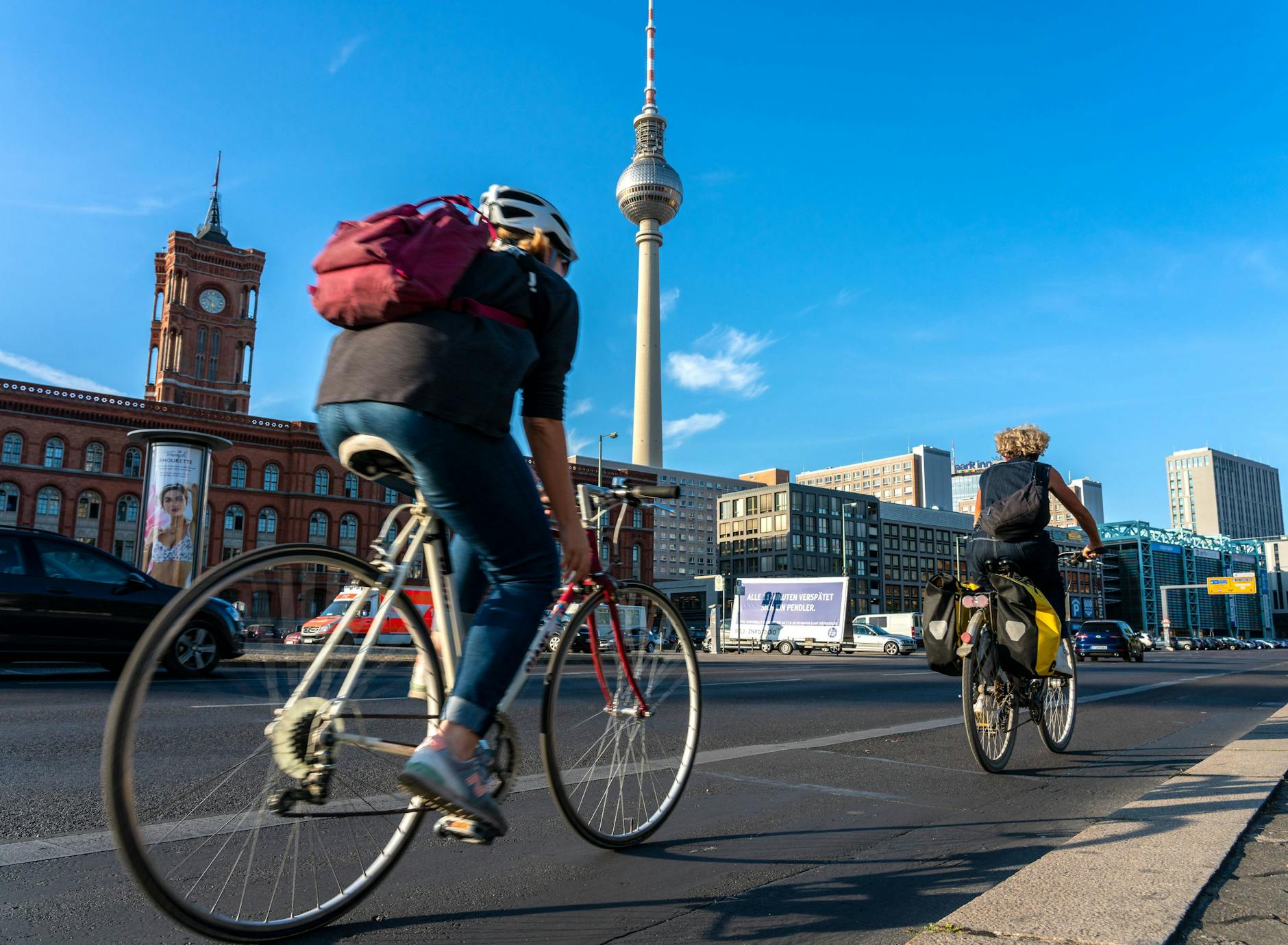 Fahrradfahrer in Berlin: Mit einem Koffer wird die Fahrt durch die Hauptstadt noch komplizierter.