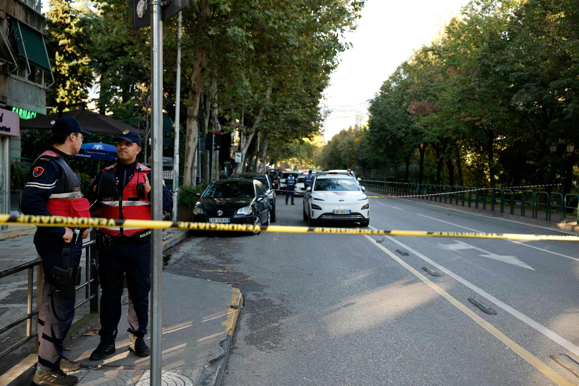 Polizisten vor dem Berufungsgericht in Tirana (Albanien), wo ein Richter kurz vor der Urteilsverkündung von einem der Prozessbeteiligten erschossen wurde.