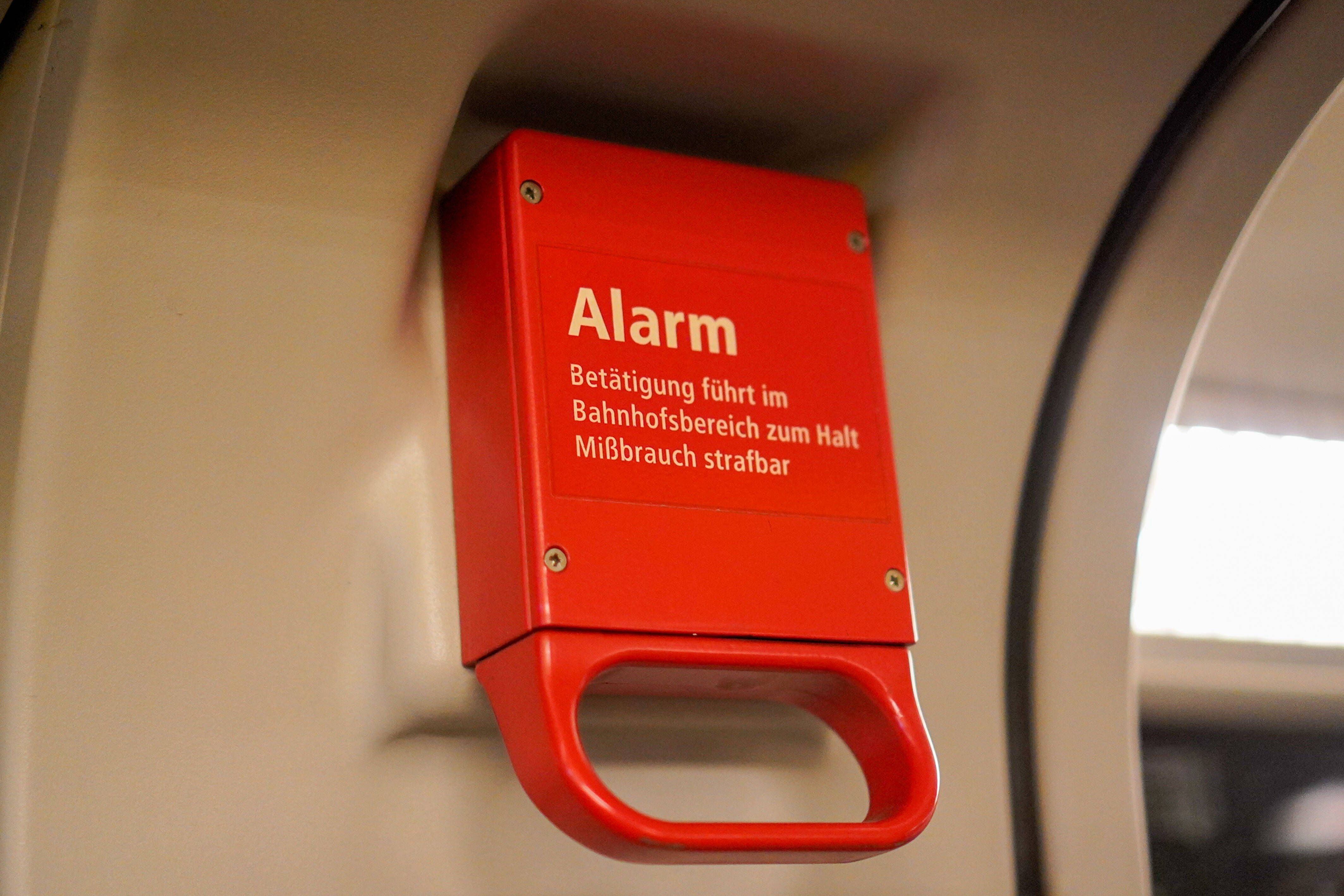 BVG verrät: Was passiert, wenn man in der Bahn den Alarmgriff zieht?