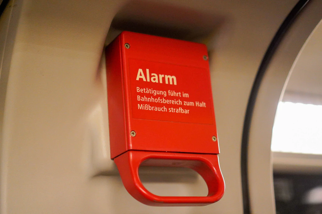 BVG verrät: Was passiert, wenn man in der Bahn den Alarmgriff zieht?