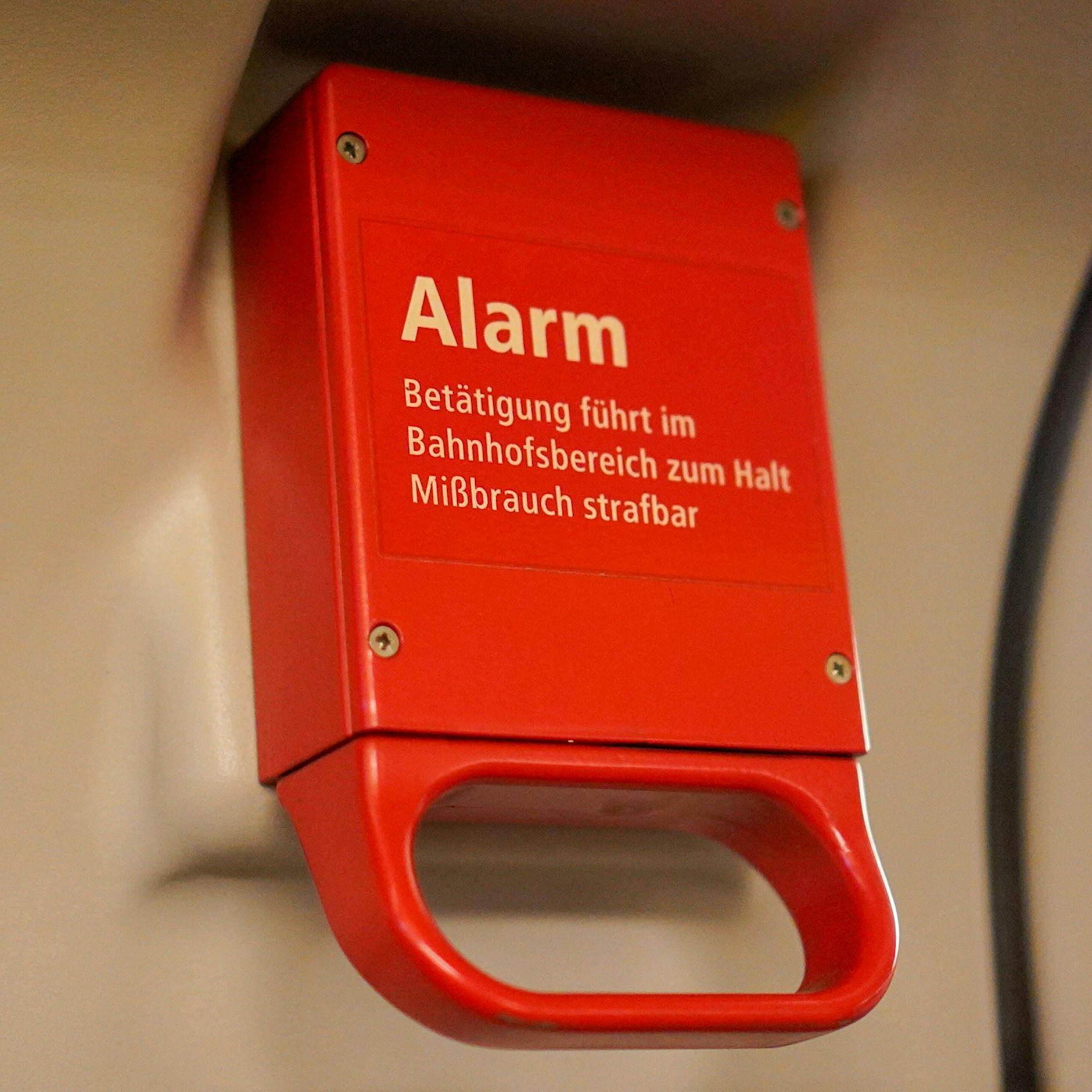 BVG verrät: Was passiert, wenn man in der Bahn den Alarmgriff zieht?