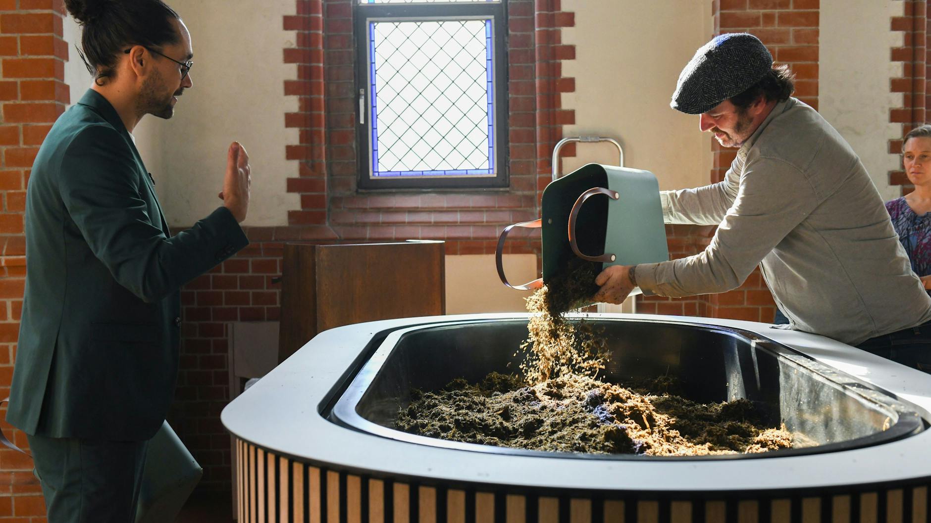 Bestatter Eric Wrede und Pablo Metz, Chef von „Meine Erde“ bedecken den Körper in einem Kokon mit pflanzlichem Substrat. Für vierzig Tage wird der Kokon dann verschlossen.