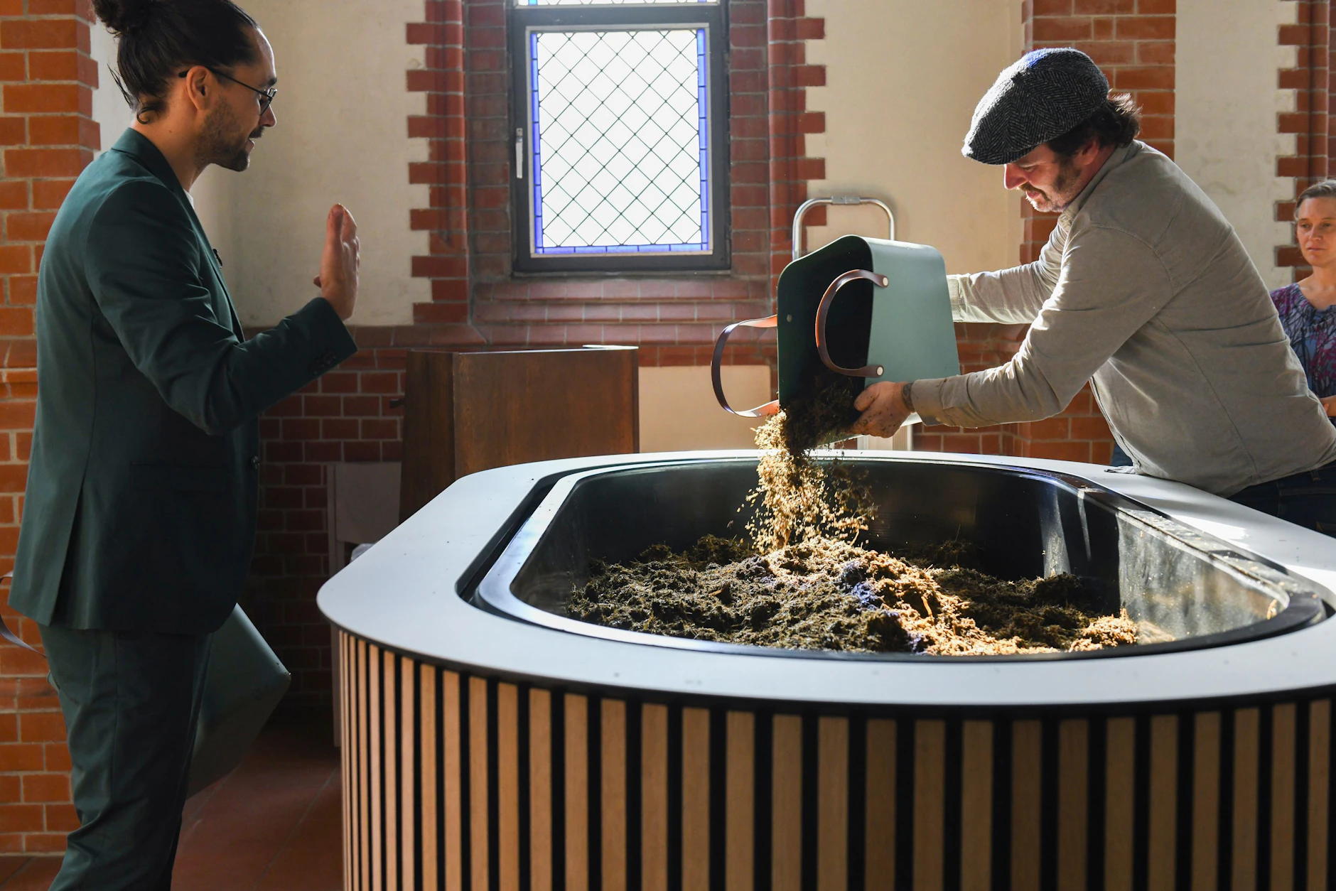 Bestatter Eric Wrede und Pablo Metz, Chef von „Meine Erde“&nbsp;bedecken den Körper in einem Kokon mit pflanzlichem Substrat. Für vierzig Tage wird der Kokon dann verschlossen.