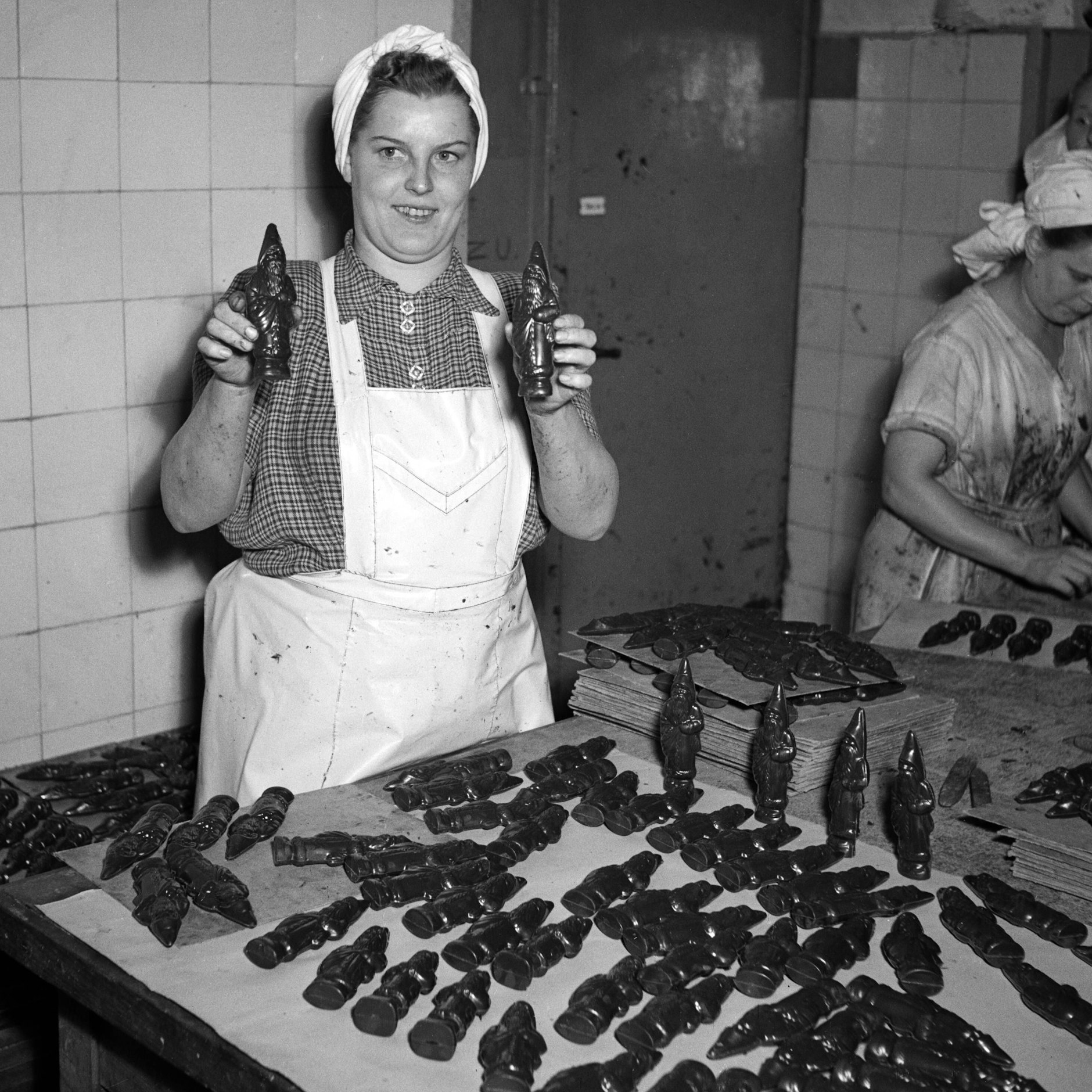 Schon in tiefster DDR-Zeit wurde die Halloren-Kugeln in der Schokoladenfabrik in Halle an der Saale produziert. hier entstanden aber auch viele andere Produkte, beispielsweise Weihnachtsmänner aus Schokolade.