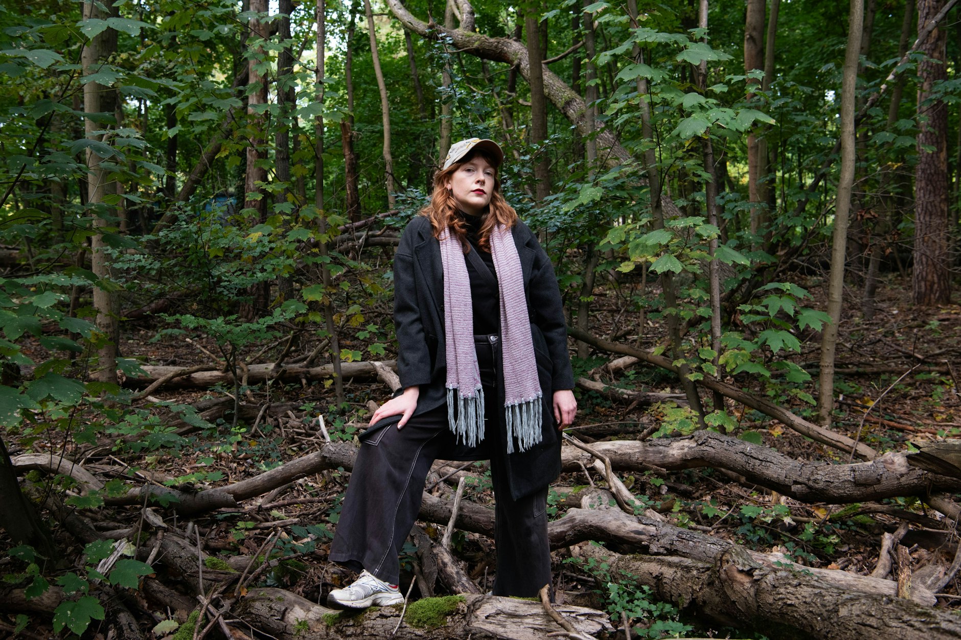 Die Autorin Emeli Glaser im Wald bei Rahnsdorf: Hier spielt eine Kurzgeschichte aus ihrem Debüt „Rahnsdorf Ripper“.