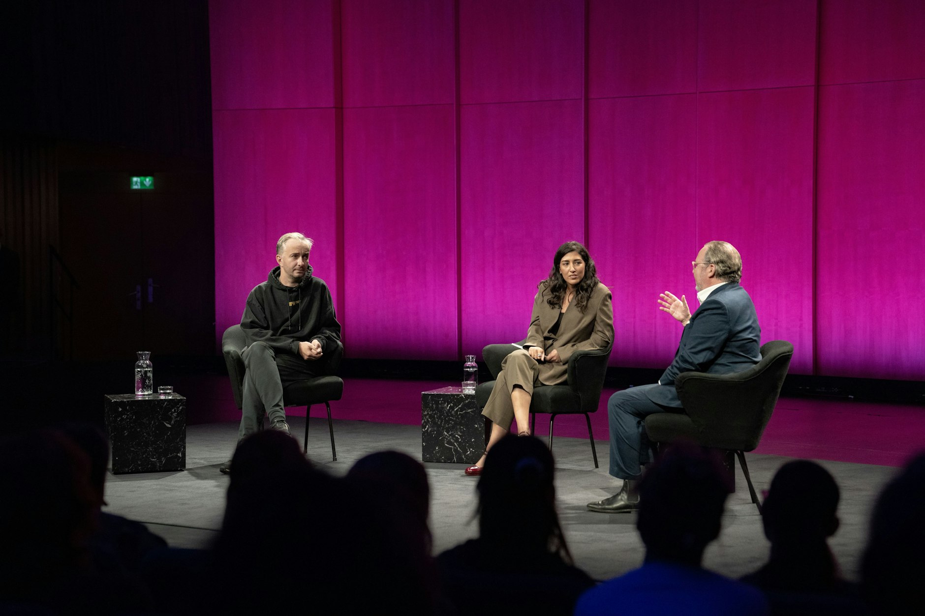 Darüber, was Satire darf, wurde eigentlich nicht debattiert im HKW, eher darüber, was Böhmermann schon gedurft hat. In der Mitte: die Moderatorin Pune Djalilevand