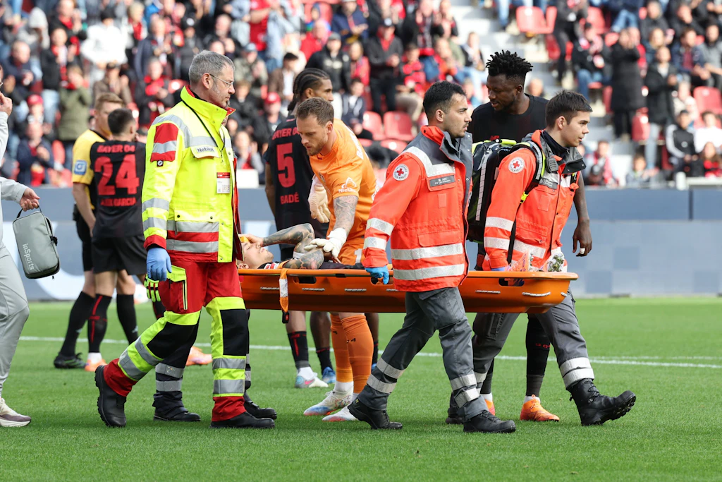 Leverkusen-Star Grimaldo verletzte sich gegen den 1. FC Union am Kopf und wurde von den eisernen Fans auch noch beleidigt. Leider keine Ausnahme. 
