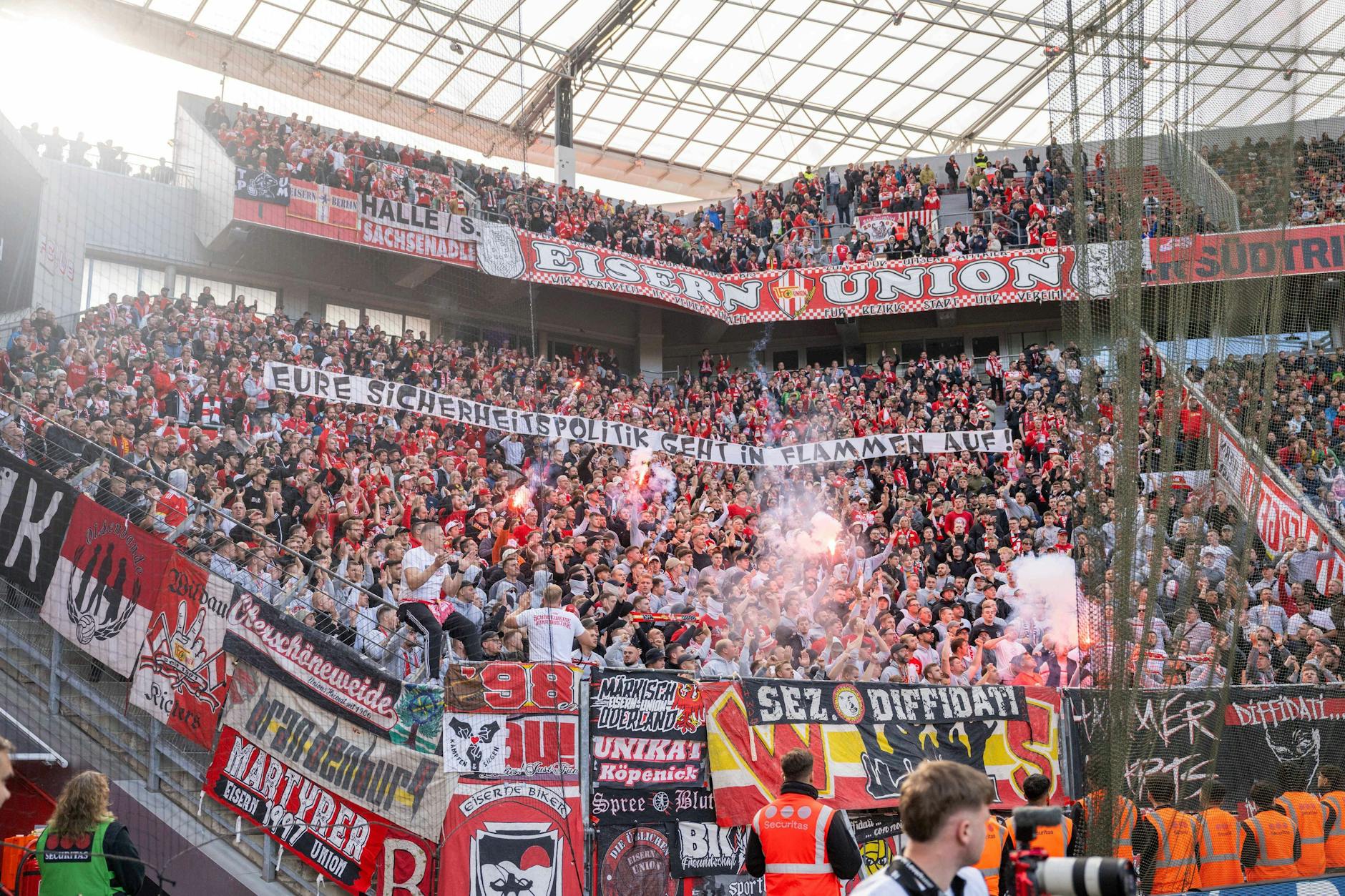 Der Fanblock des 1. FC Union Berlin hat mit seiner Reaktion auf die Verletzung von Alejandro Grimaldo während des Spiels bei Bayer 04 Leverkusen gerade noch die Kurve bekommen.