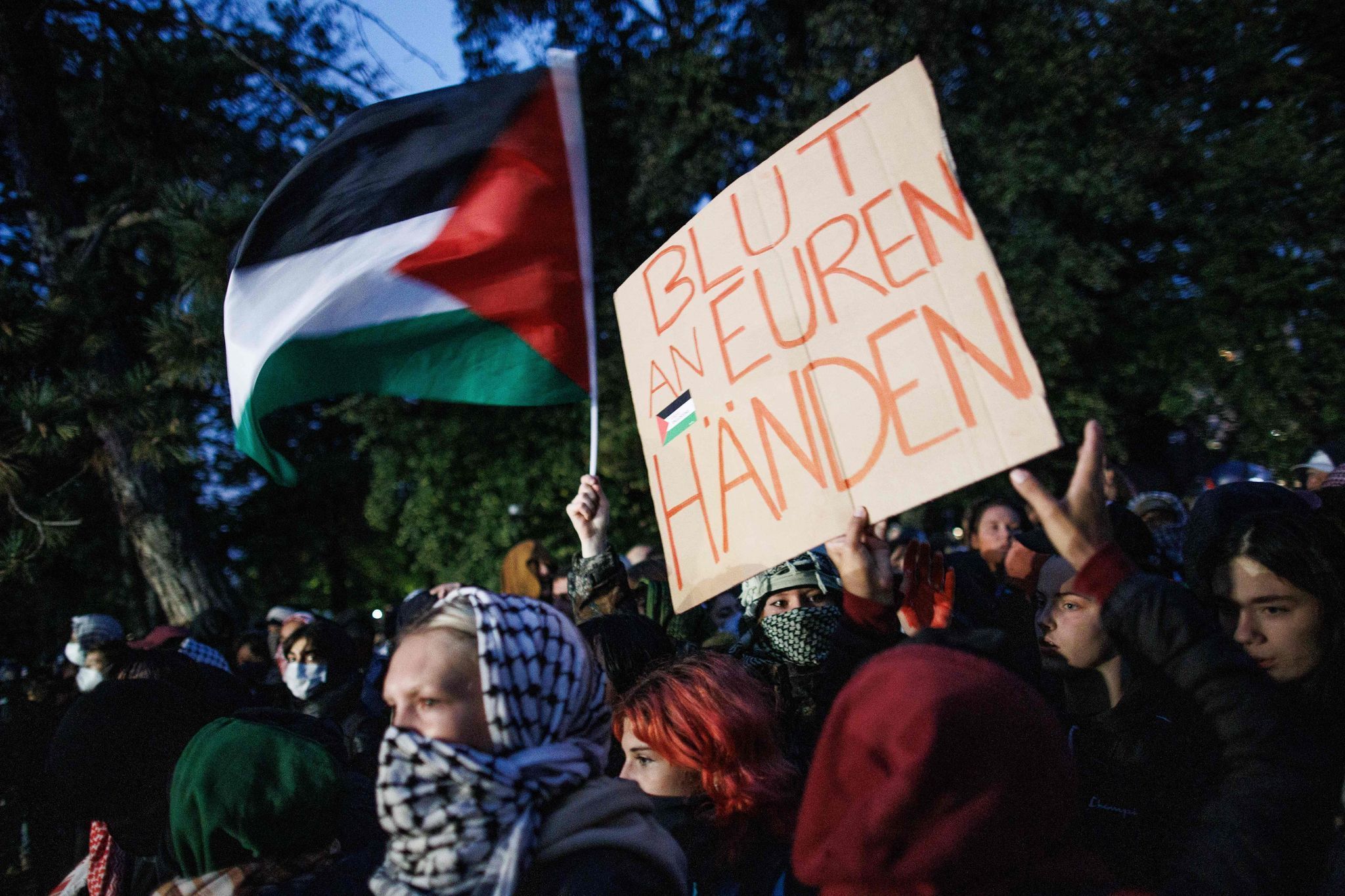 Israelhasser-Demo: Hunderte versammeln sich am Alex – Festnahmen!