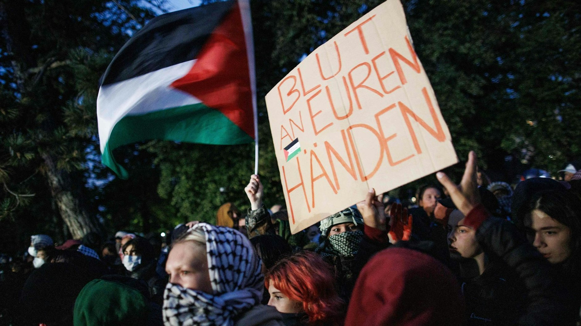 Laut Polizei kamen rund 500 Menschen bei der verbotenen Demonstration zusammen.