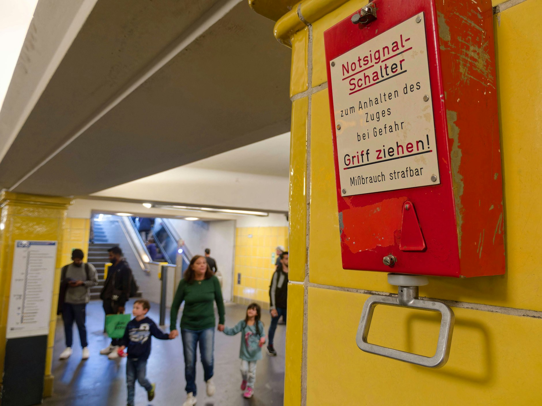 Der Alarmgriff am Bahnsteig sollte benutzt werden, wenn sich Personen oder gefährliche Gegenstände auf dem Gleis befinden.