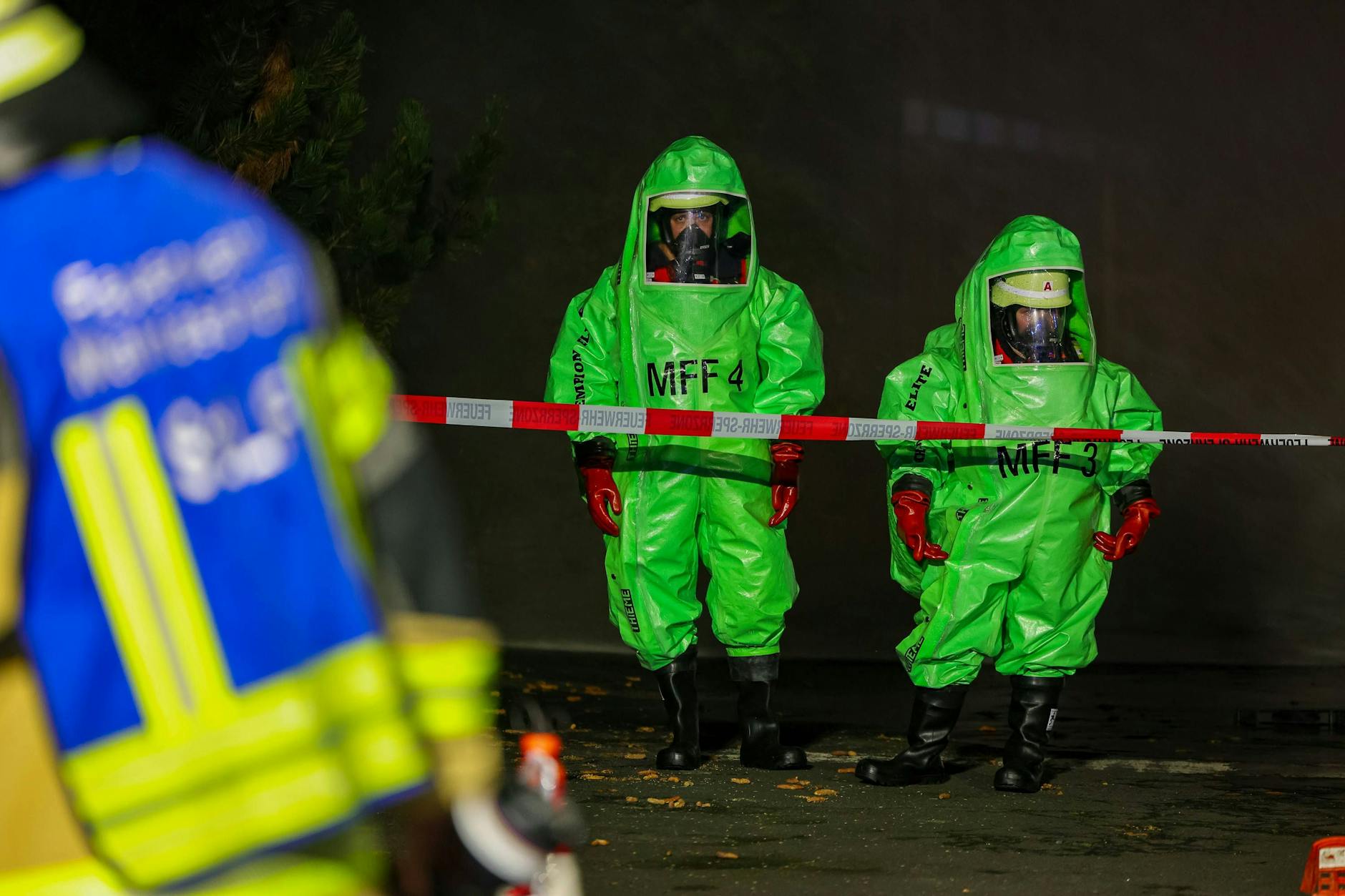 Einsatzkräfte in Schutzanzügen: Solche Bilder kennen viele nur aus Endzeitfilmen. In Aschaffenburg wurden sie nach einer chemischen Reaktion in einem Industriebetrieb jetzt Wirklichkeit.