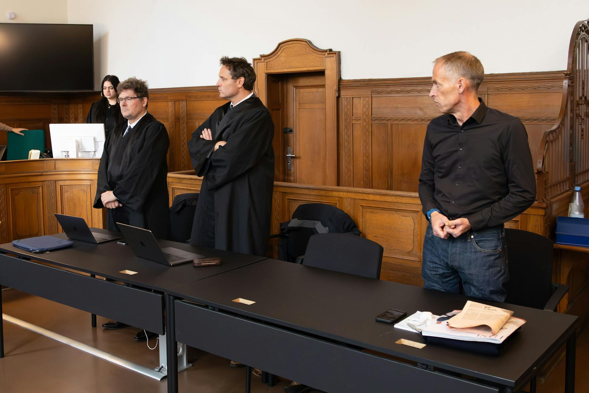 Die Beschuldigte erschien selbst nicht vor Gericht, ließ sich von ihren anwälten vertreten.