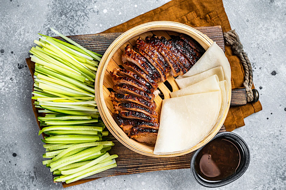 Pekingente im Bambuskorb: Dieses Vögelchen braucht eine Menge Zuwendung, aber es lohnt sich.