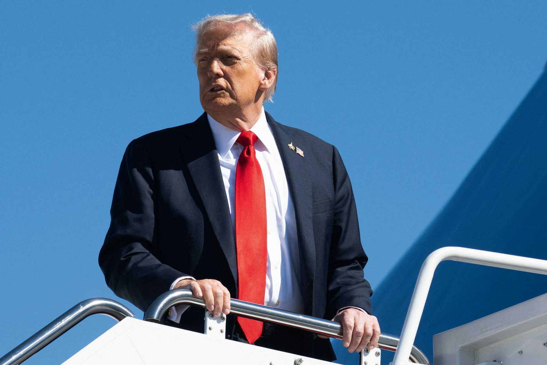 US-Präsident Donald Trump geht an Bord der Air Force One