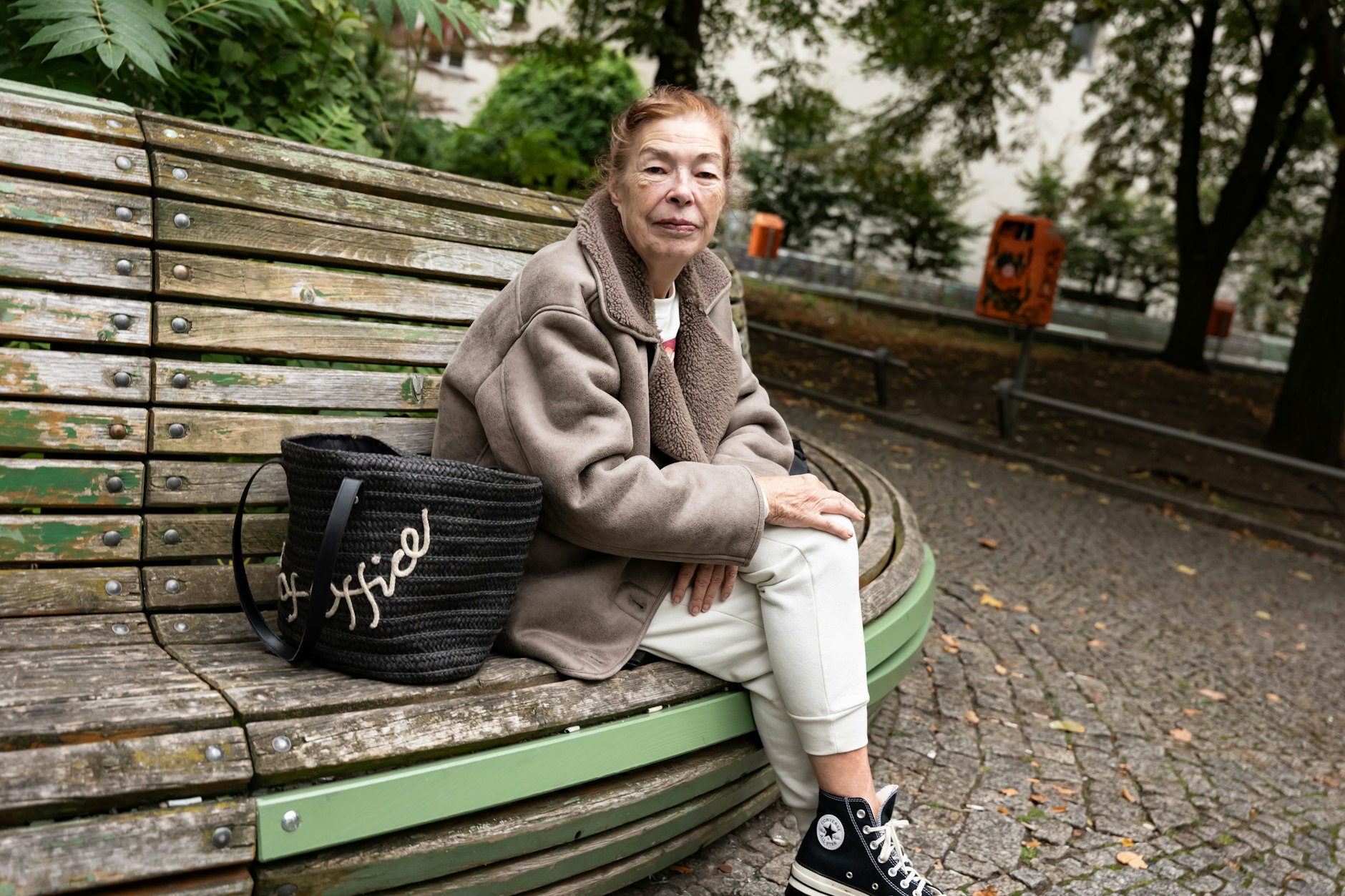 Wohnt seit 35 Jahren am Kollwitzplatz: Rockerwitwe Kriemhild Greiner-Pol (70).