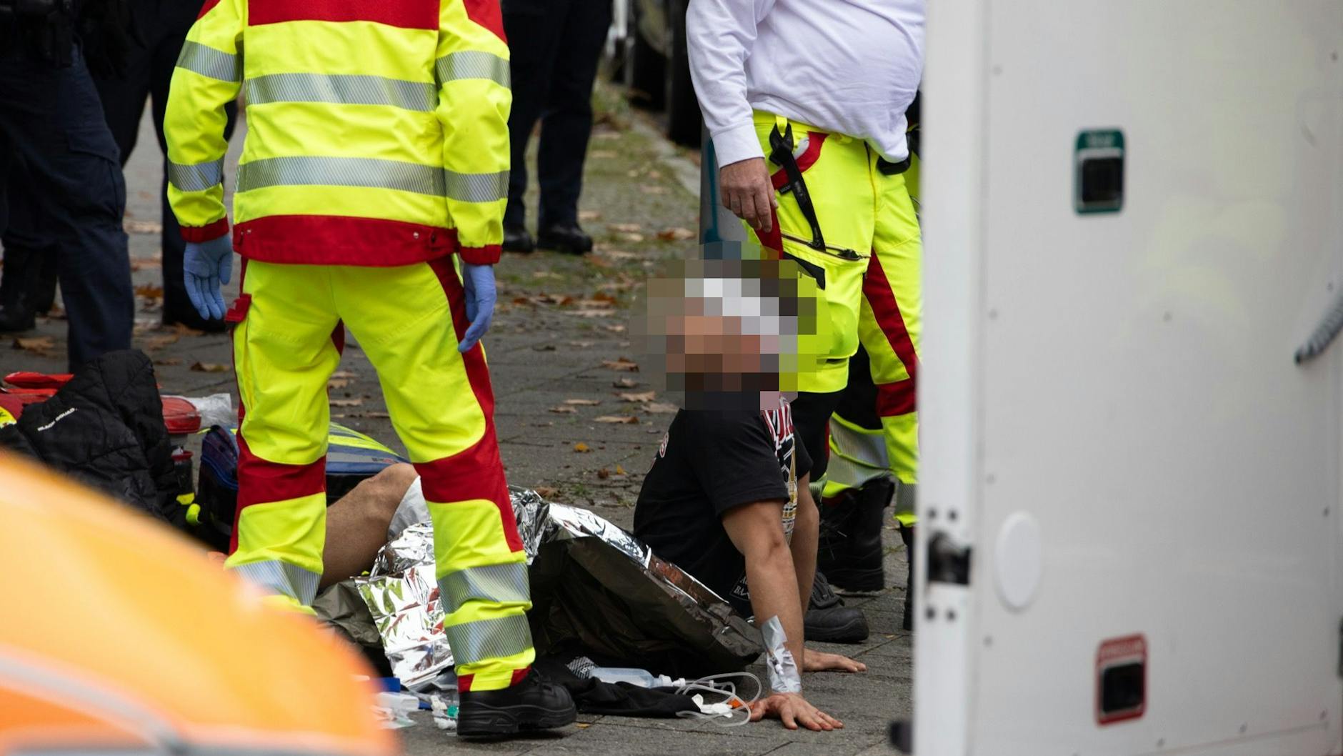 Zwei 28 Jahre alte Männer kassierten bei dem Messer-Angriff Stiche in Oberschenkel und Gesäß. Hier sitzt eines der Opfer auf dem Boden.