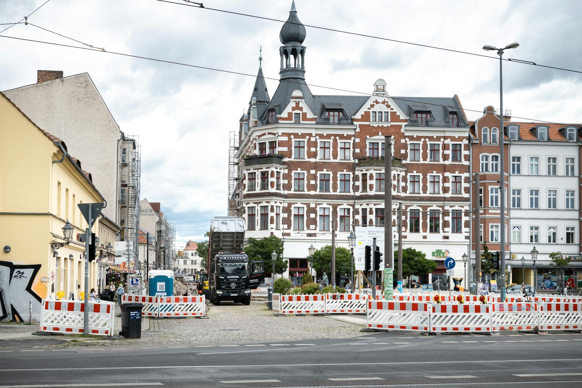 Das Theater befindet sich in dem Eckhaus am Schloßplatz in der Altstadt Köpenick.