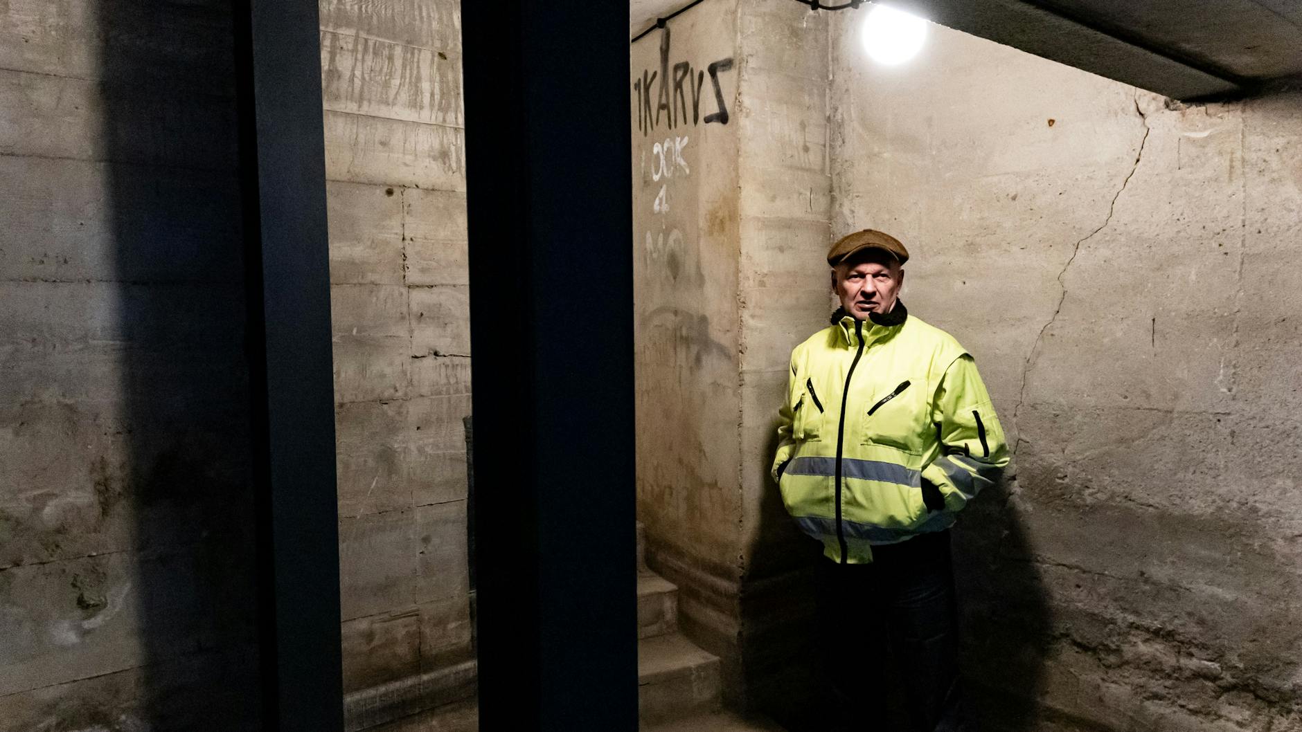 Mitgründer des Vereins Berliner Unterwelten, Dietmar Arnold, in einem Bunker in der Dresdner Straße in Berlin.