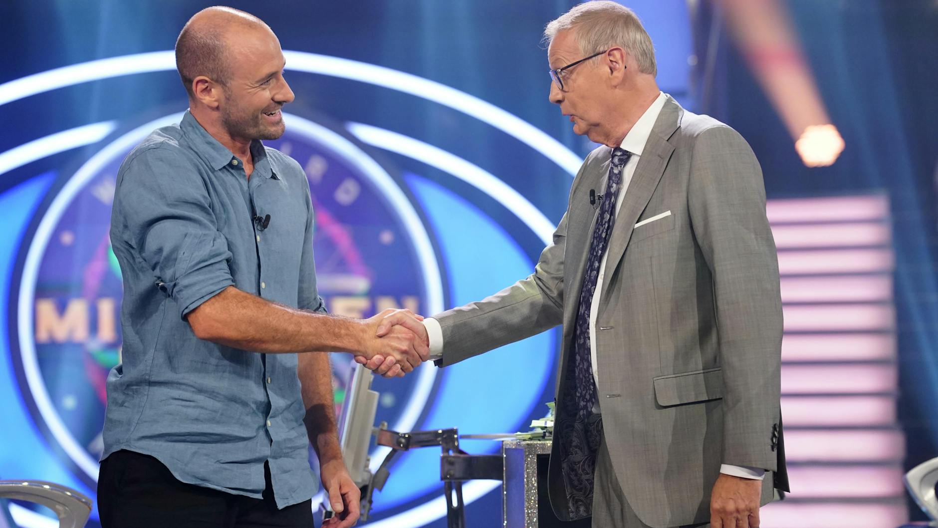 Marc Offenbacher mit Moderator Günther Jauch im Studio von Wer wird Millionär?
