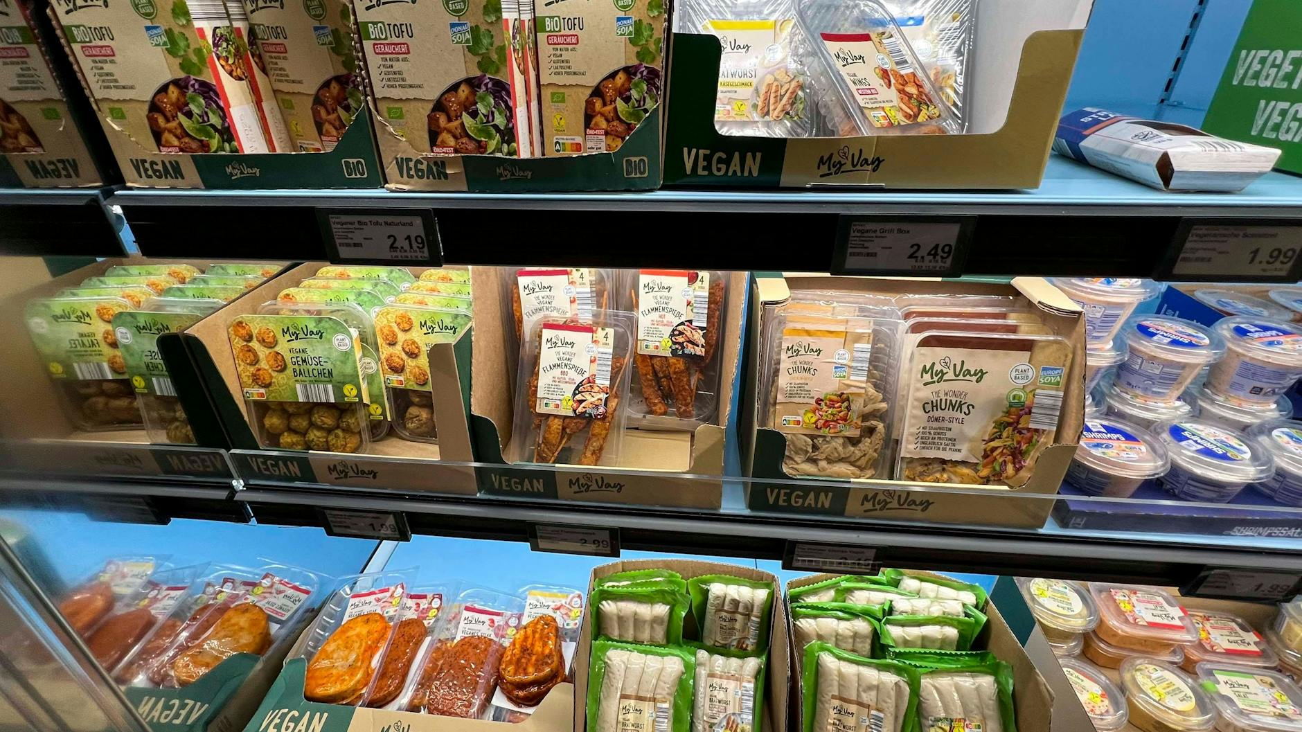Im Supermarkt gibt es inzwischen zahlreiche vegetarische und vegane Fleischersatzprodukte.