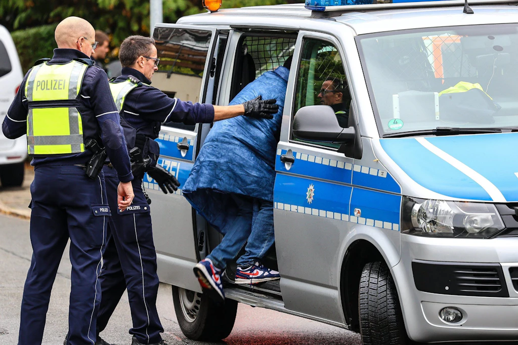 Der 15-jährige Adoptivsohn der Bürgermeisterin von Herdecke, Iris Stalzer, wird am Dienstag in einen Polizeiwagen gebracht.