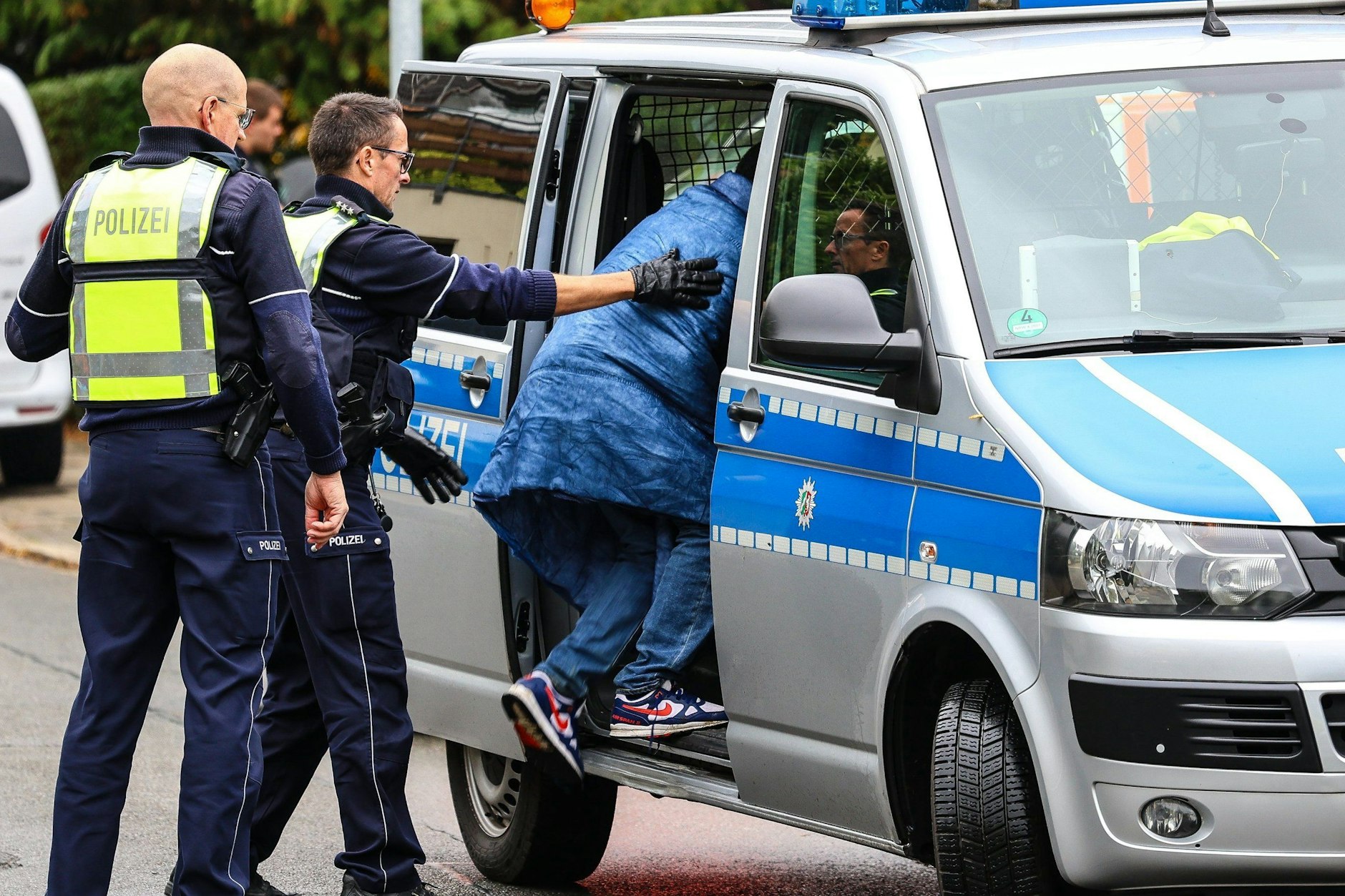 Der 15-jährige Adoptivsohn der Bürgermeisterin von Herdecke, Iris Stalzer, wird am Dienstag in einen Polizeiwagen gebracht.