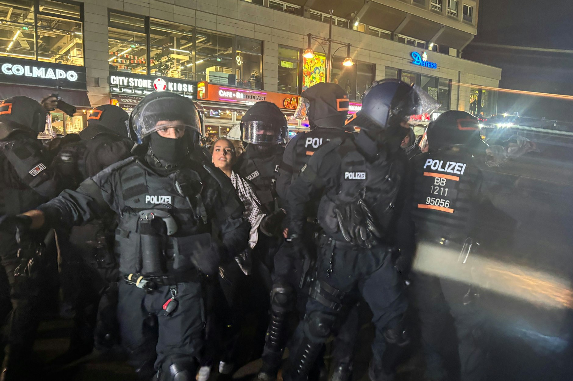 Polizisten nehmen Teilnehmer der verbotenen Demo fest.