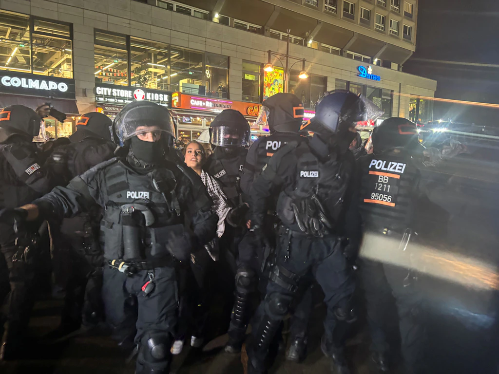 Berlin polisi ılımlı yaklaşımını böyle meşrulaştırıyor