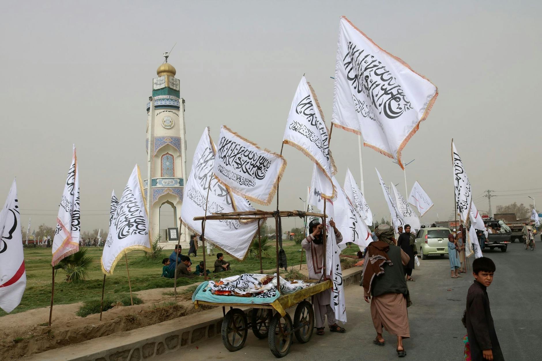 Die Flagge mit dem muslimischen Glaubensbekenntnis wird von den Taliban verwendet.