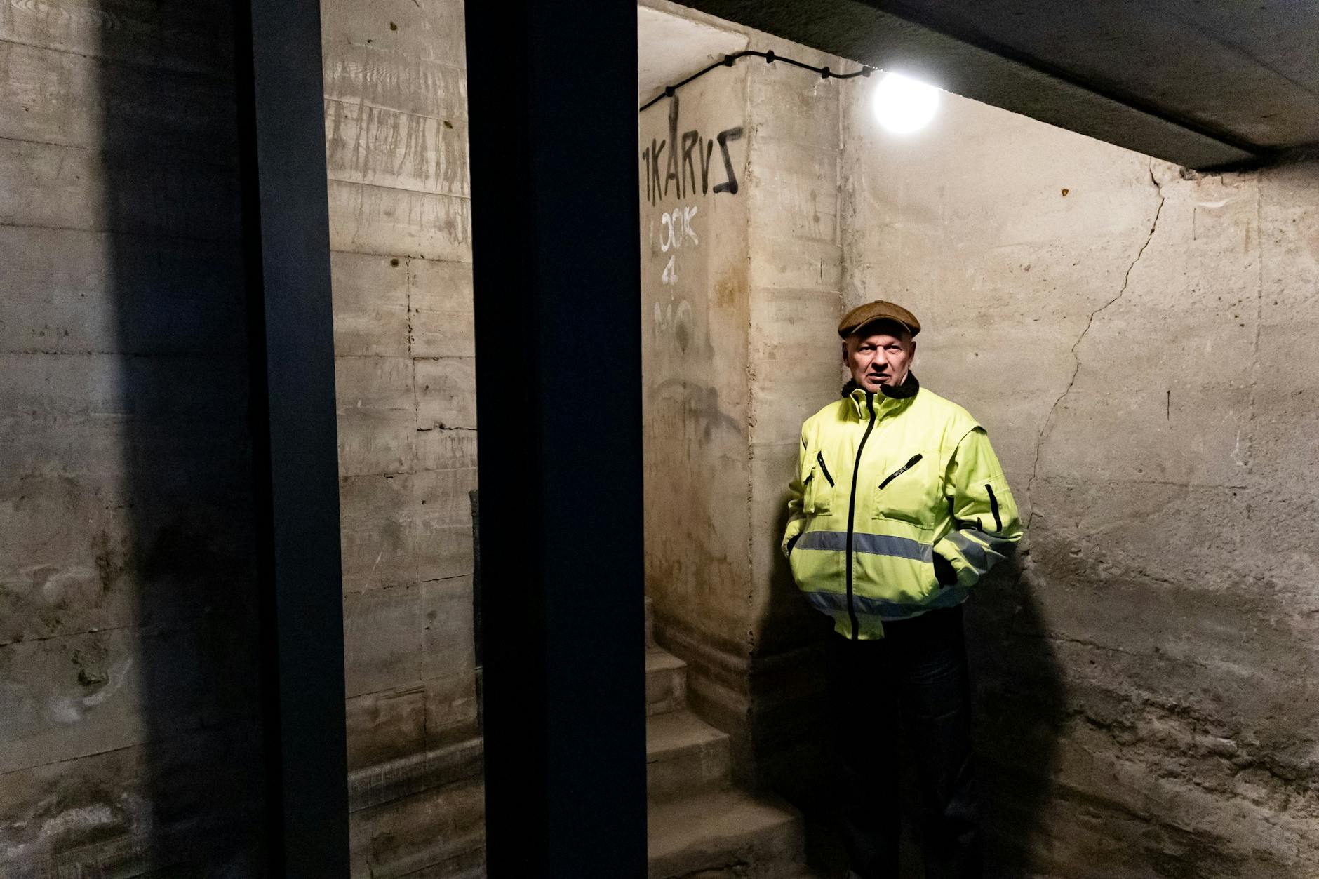 Mitgründer von Berliner Unterwelten, Dietmar Arnold, in einem Bunker an der Dresdner Straße.
