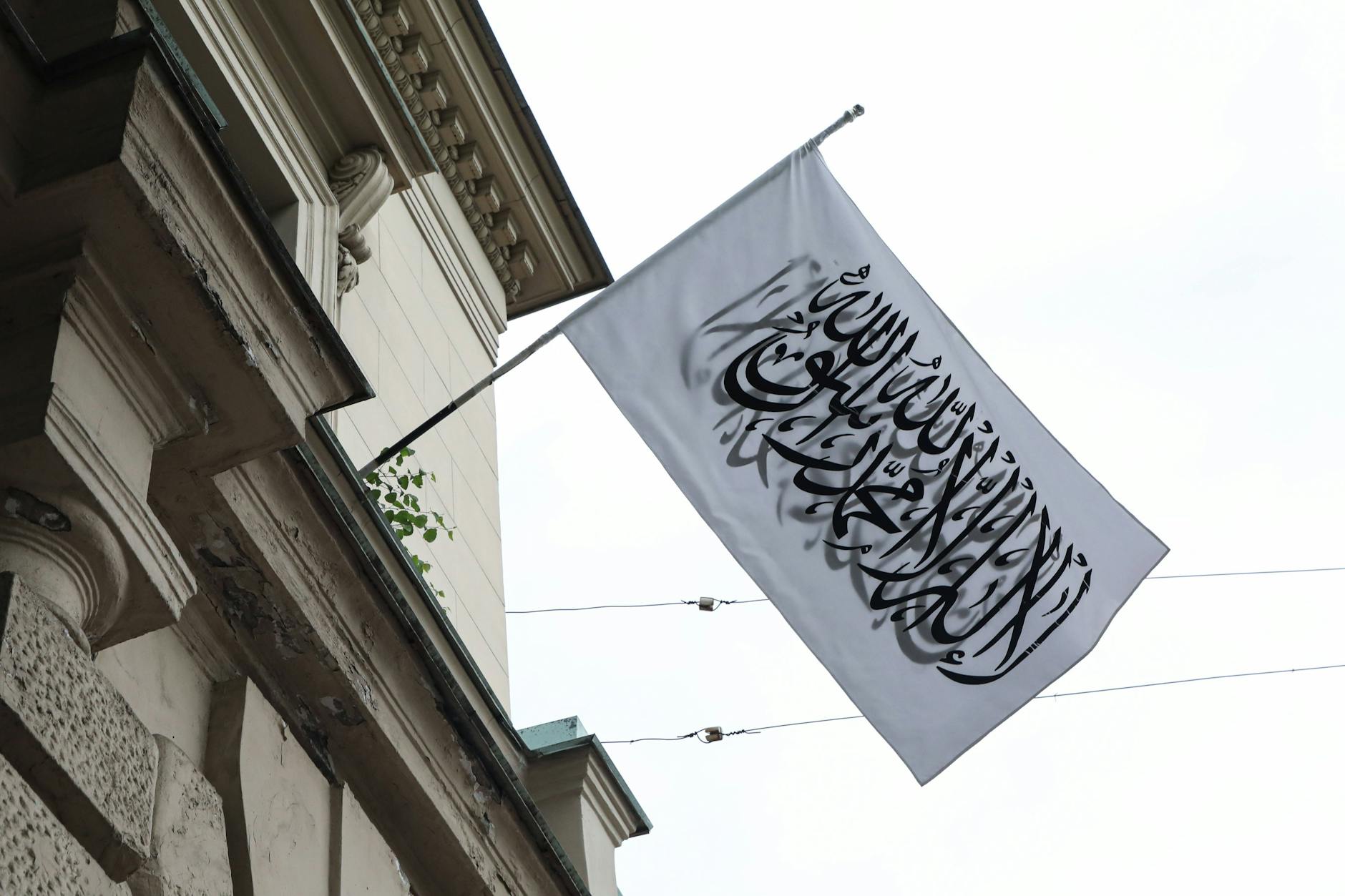 Diese Flagge der Taliban könnte bald über Berlin-Grunewald wehen.