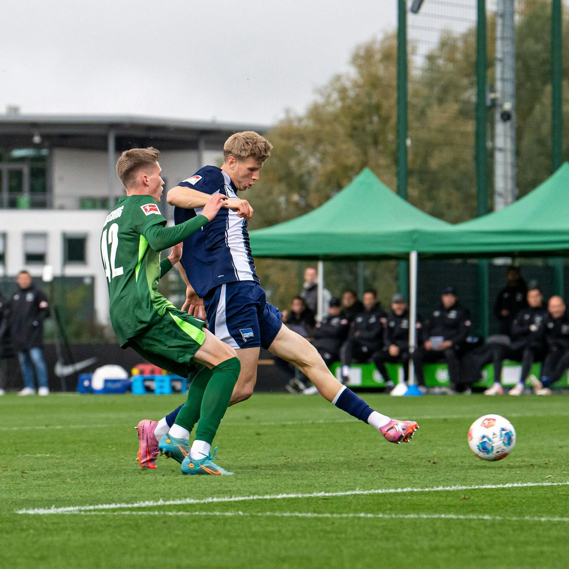 Hertha-Stürmer Luca Schuler trifft eiskalt zum 1:0 bei Testspiele in Wolfsburg.