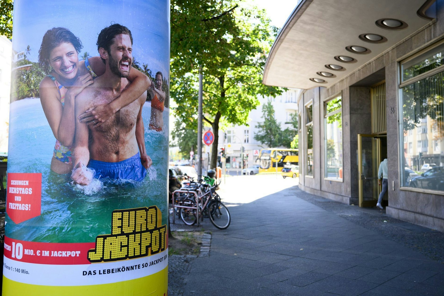 Werbung für den Eurojackpot klebt an einer Litfaßsäule vor der Zentrale von Lotto Berlin. Hier meldete sich jetzt der Lotto-Millionär aus Charlottenburg-Wilmersdorf.