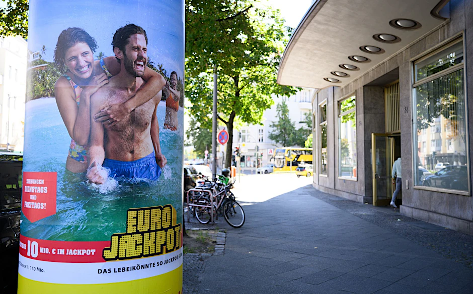Werbung für den Eurojackpot klebt an einer Litfaßsäule vor der Zentrale von Lotto Berlin. Hier meldete sich jetzt der Lotto-Millionär aus Charlottenburg-Wilmersdorf.