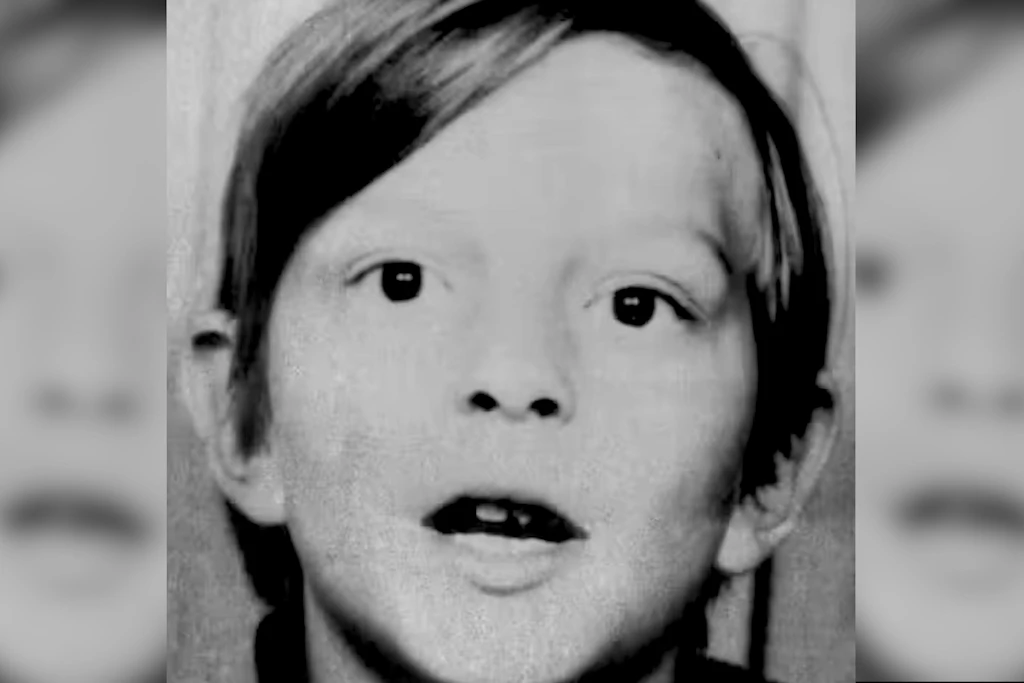 Am 18. Januar 1973 wurde der 12-jährige Reiner Koch tot auf dem Gehweg vor dem Olympiastadion in Berlin-Charlottenburg aufgefunden.