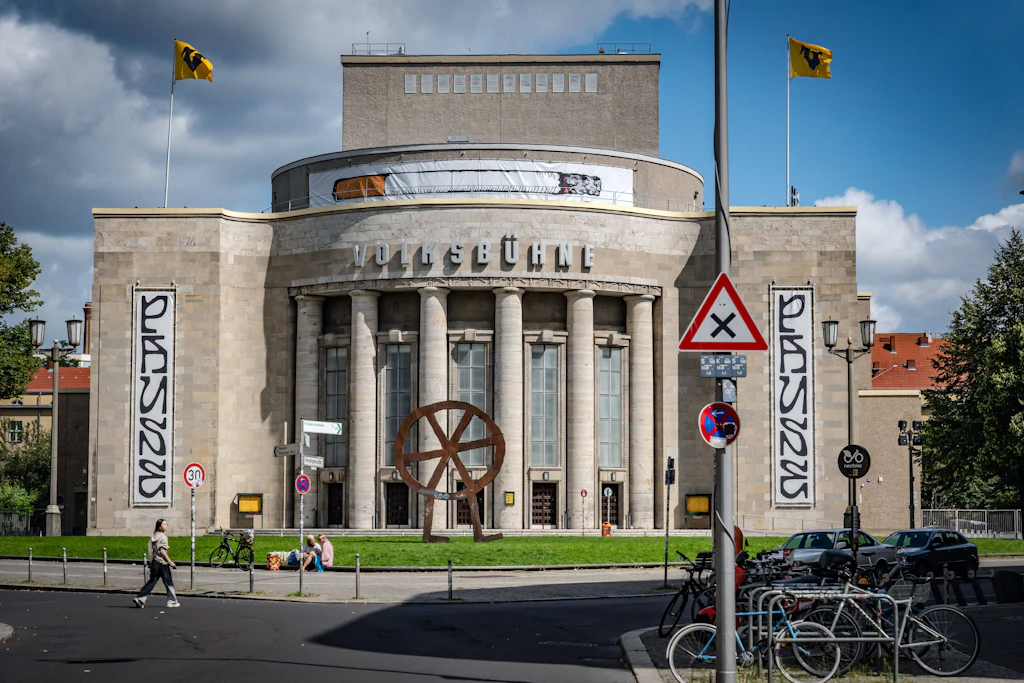 In der Volksbühne Berlin dürfen DDR-Bürger ihr Begrüßungsgeld zurückgeben.