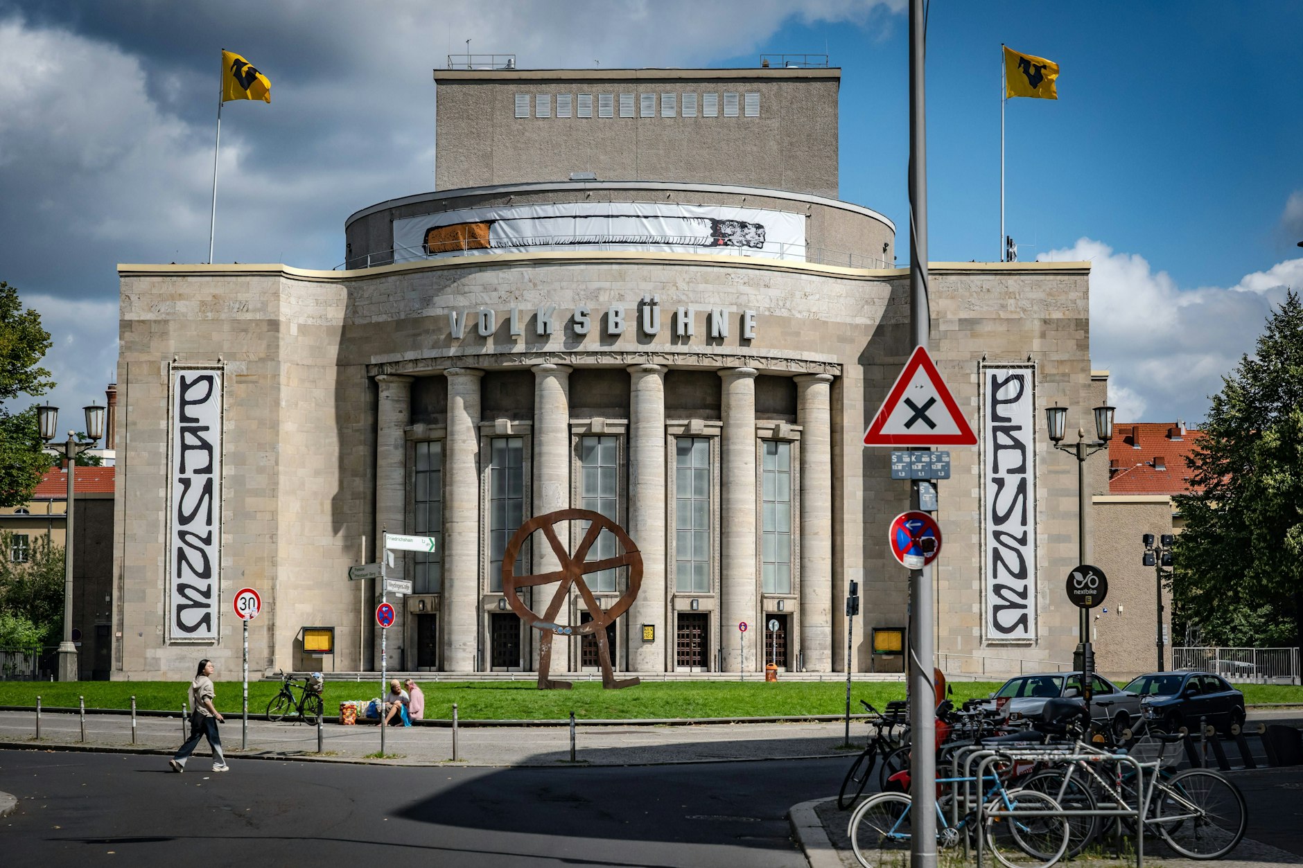 In der Volksbühne Berlin dürfen DDR-Bürger ihr Begrüßungsgeld zurückgeben.