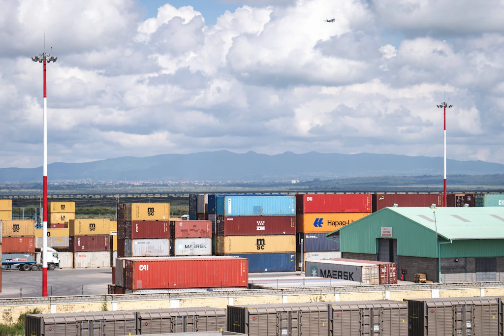 Container neben der Mombasa-Nairobi Railway, einem Vorzeigeprojekt afrikanisch-chinesischer Kooperation