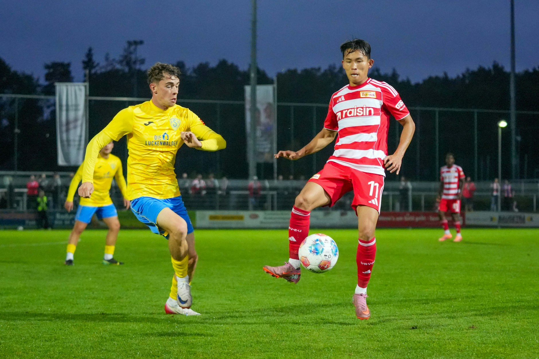 Tim Maciejewski (l., gegen Wooyeong Jeong) spielte einst für den 1. FC Union Berlin, nun läuft er für den FSV Luckenwalde auf.