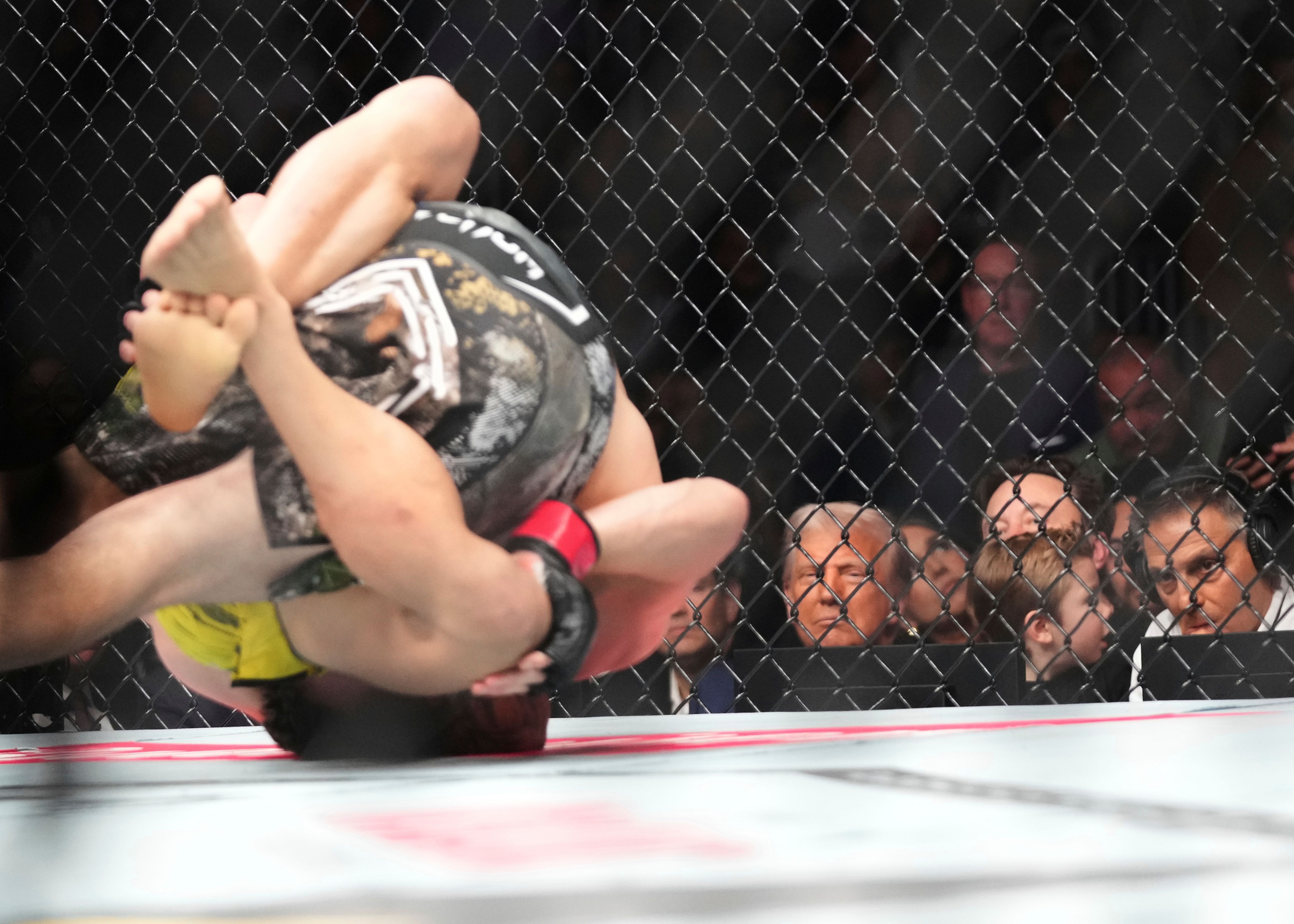 Trump: Ein Käfigkampf zum Geburtstag – Ist er ein zurückgekehrter Cäsar?