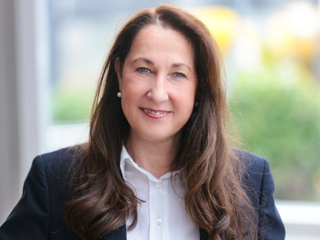 Iris Stalzer auf einem unadatierten Archivbild aus 2025. Die SPD-Politikerin Iris Stalzer ist erst vor Kurzem zur neuen Bürgermeisterin von Herdecke gewählt worden. Jetzt wurde sie schwer verletzt zu Hause gefunden. 